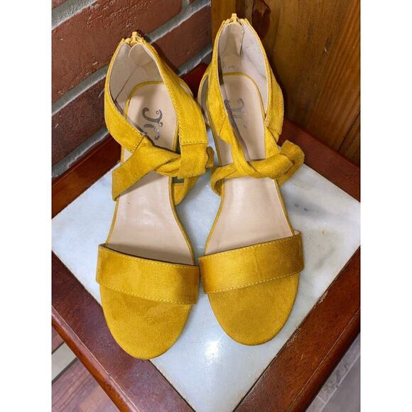 No brand Shoes - Vintage gold velvet penny wedged 2” heeled sandals Slip on zip up SZ 7.5